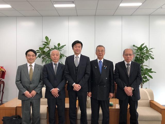 李處長（中）與辻井支部長（右二）等人合影