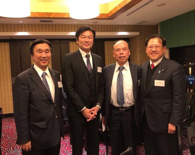 李處長（左二）與大久保會長（右二）、關副大臣（右一）、安達會長（左一）合影