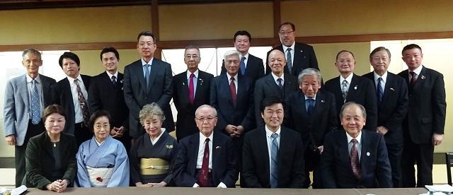 與會人員合影：李處長(前二)、四方理事長(前三)、洪會長(前一)