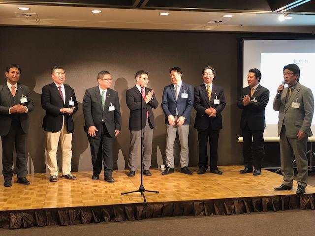 藤田會長（右）介紹與會之名古屋市議會議員們