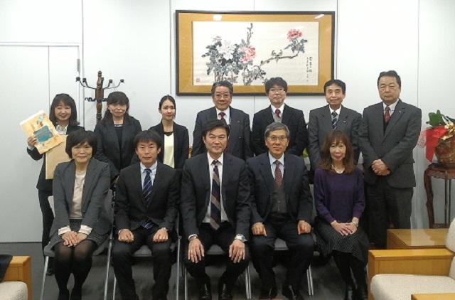 李處長世丙與近畿地區2府3縣專責「國際及學校交流」幹部合影