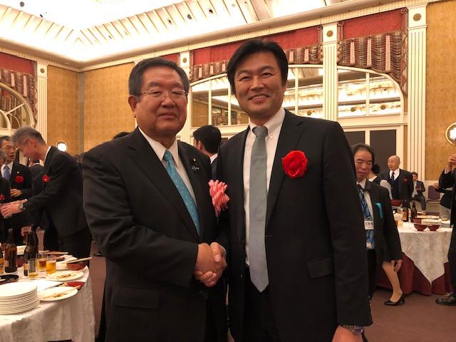 駐大阪辦事處李處長（右）與左藤眾議員合影