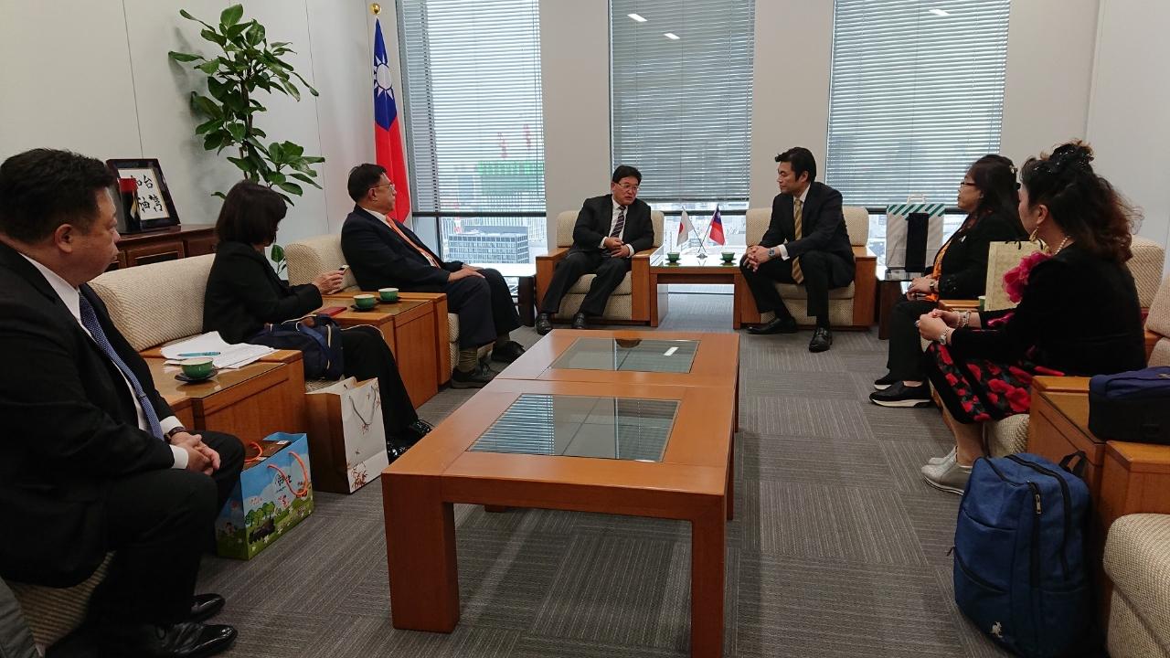 李世丙處長(中右)與邱建富市長(中左)座談