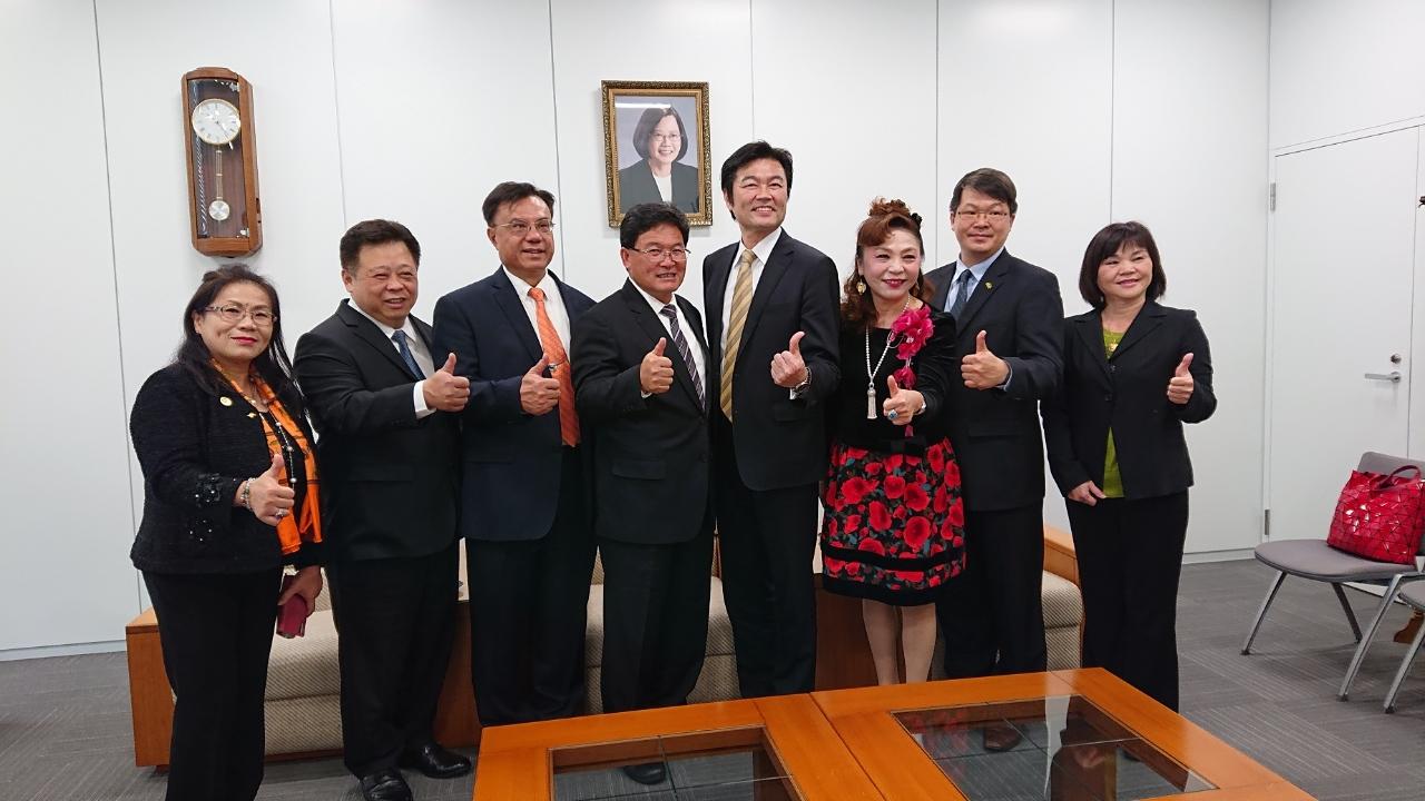 李世丙處長(右4)與邱建富市長(左4)一行合影