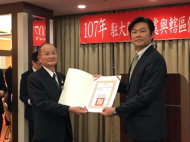 李世丙處長頒發蔡伸雄僑務委員聘書