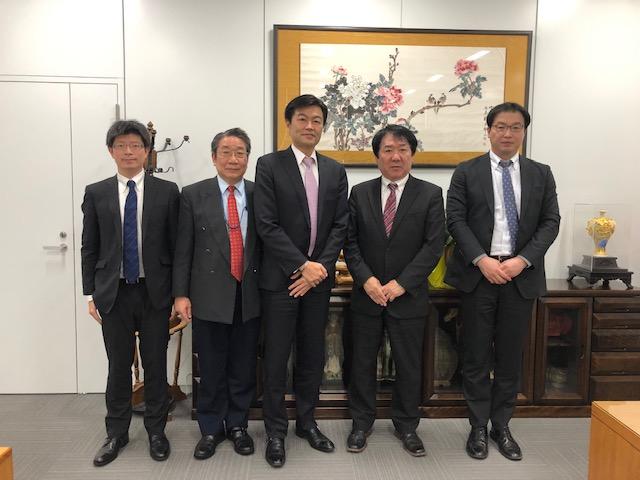 本處李處長（中）與矢部町長（右二）等人合影