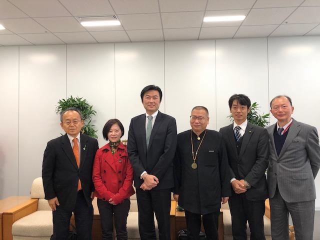 李處長（左三）與增田前議長（左一）及浦山議員（右二）及元啓法師（右三）等合影
