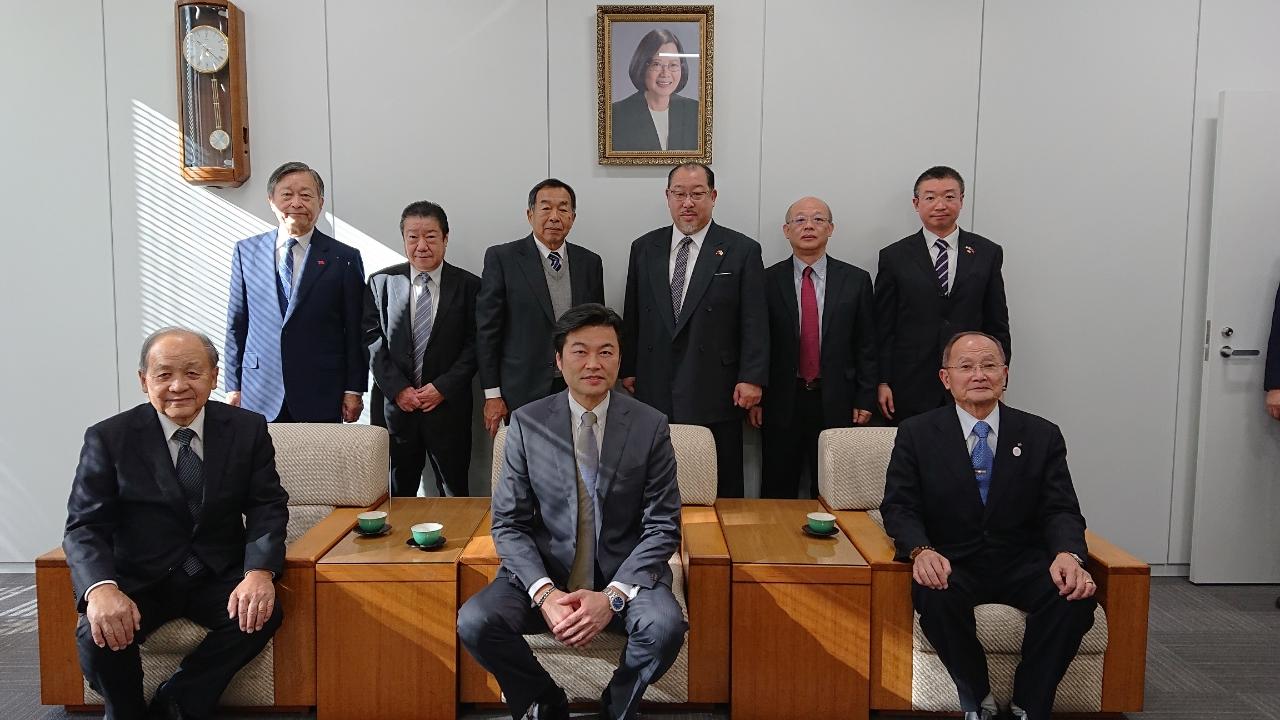 大阪中華總會洪勝信會長(前排左1)及主要幹部來處拜年與李處長(中)合影