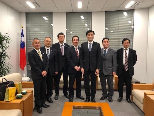  本處李處長（右三）與中嶋年規會長中、中森博文議員右二、水谷隆議員左三、青木謙順議員左二、長田隆尚議員右一及三重縣關西事務所辻日出夫所長左一合影