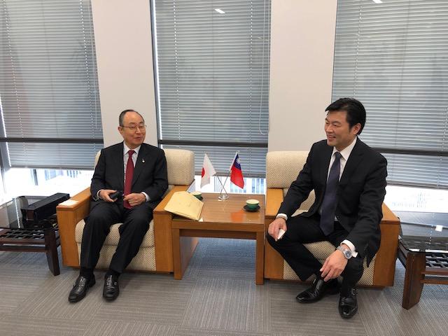 本處李處長（右）接見江口前參議員（左）