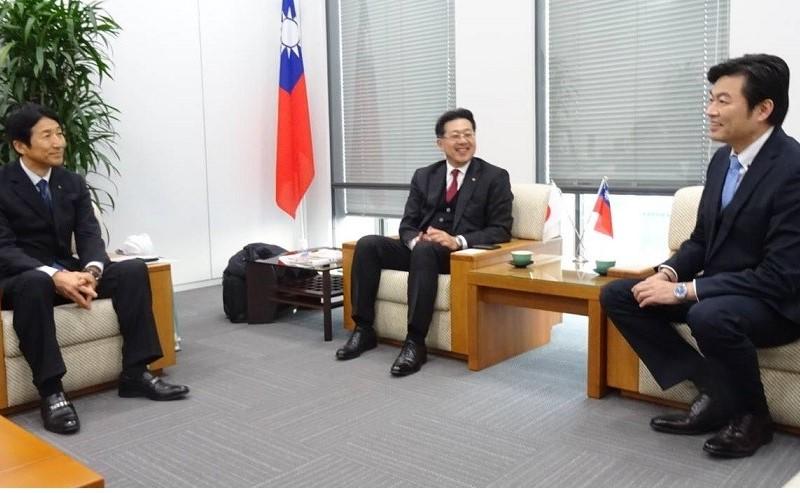 本處李處長（右）與大西副市長（中）及山口部長合影（左）。