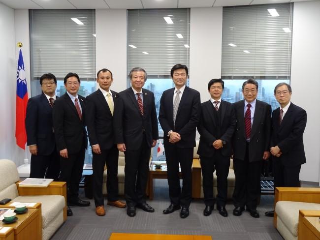 李處長右四-與礪波市長夏野修左四-等人合影