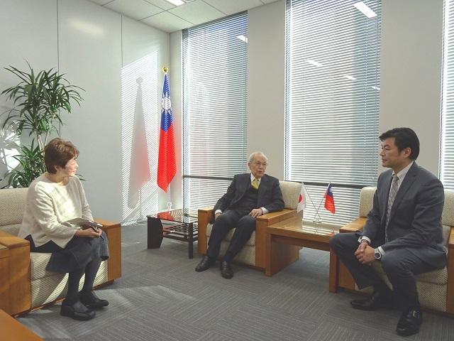 李處長(右)接見大阪日華親善會理事長四方修(中)及事務局長岸田妃佐香(左)