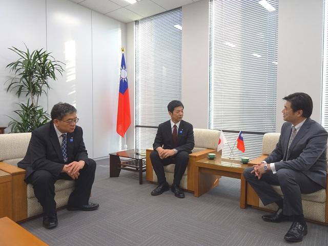 李處長(右) 與香川縣大阪事務所長田中一裕(中)及次長大渕直也(左)會談