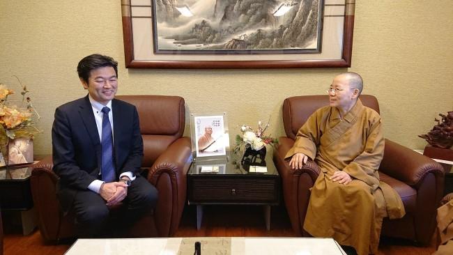 覺用法師(右)向李世丙處長(左) 詳述佛法。