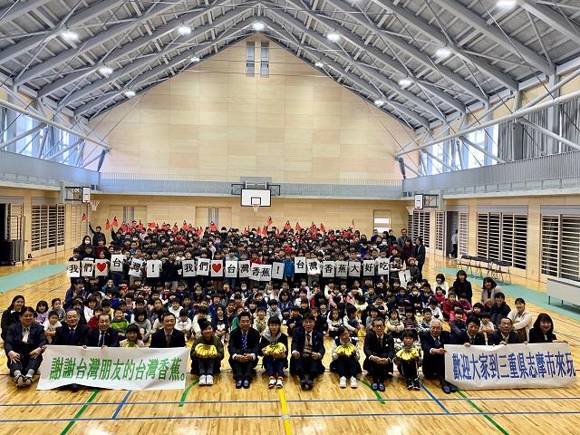 訪團於受贈儀式與學童合影