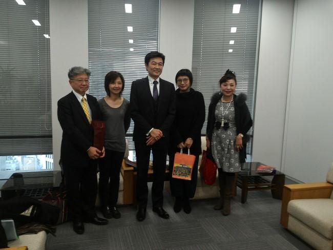 駐大阪辦事處李處長(中)與國家交響樂團郭玟岑執行長一行合照