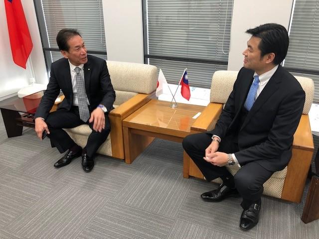 本處李處長（右）接見錢谷春樹議員（左）。