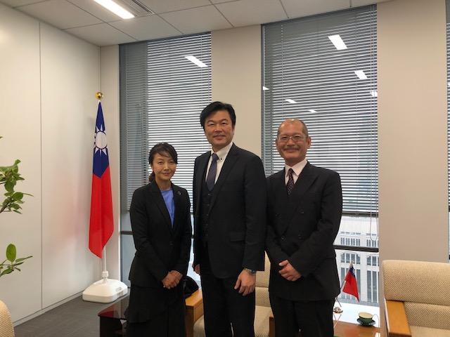 本處李處長（中）與濵渦所長（右）南次長（左）合影