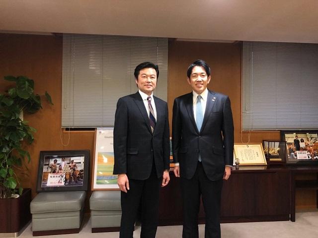 李處長(左)、澤井市長(右)