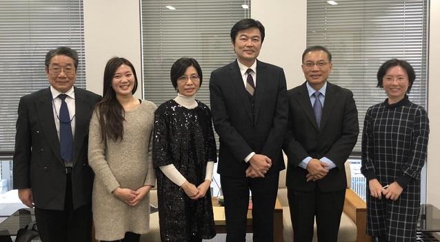 駐大阪辦事處李處長(右三)與日臺文化藝術交流會林慧諭會長(左三)一行合照