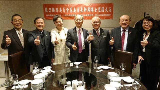 2.吳委員長(中)、謝美香名譽會長(左3)、陳天隆會長(右3)、陳潘淼總會長(右2)等人合影