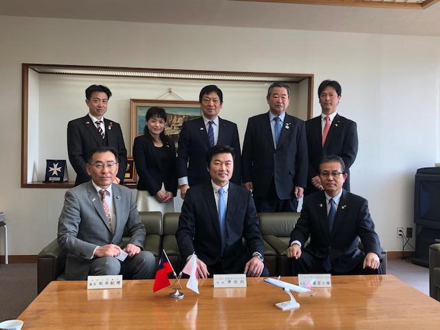 2.本處李處長（前排中）與松井紀博議長（前排左一）及遠藤富士雄會長前排右一等議員合影