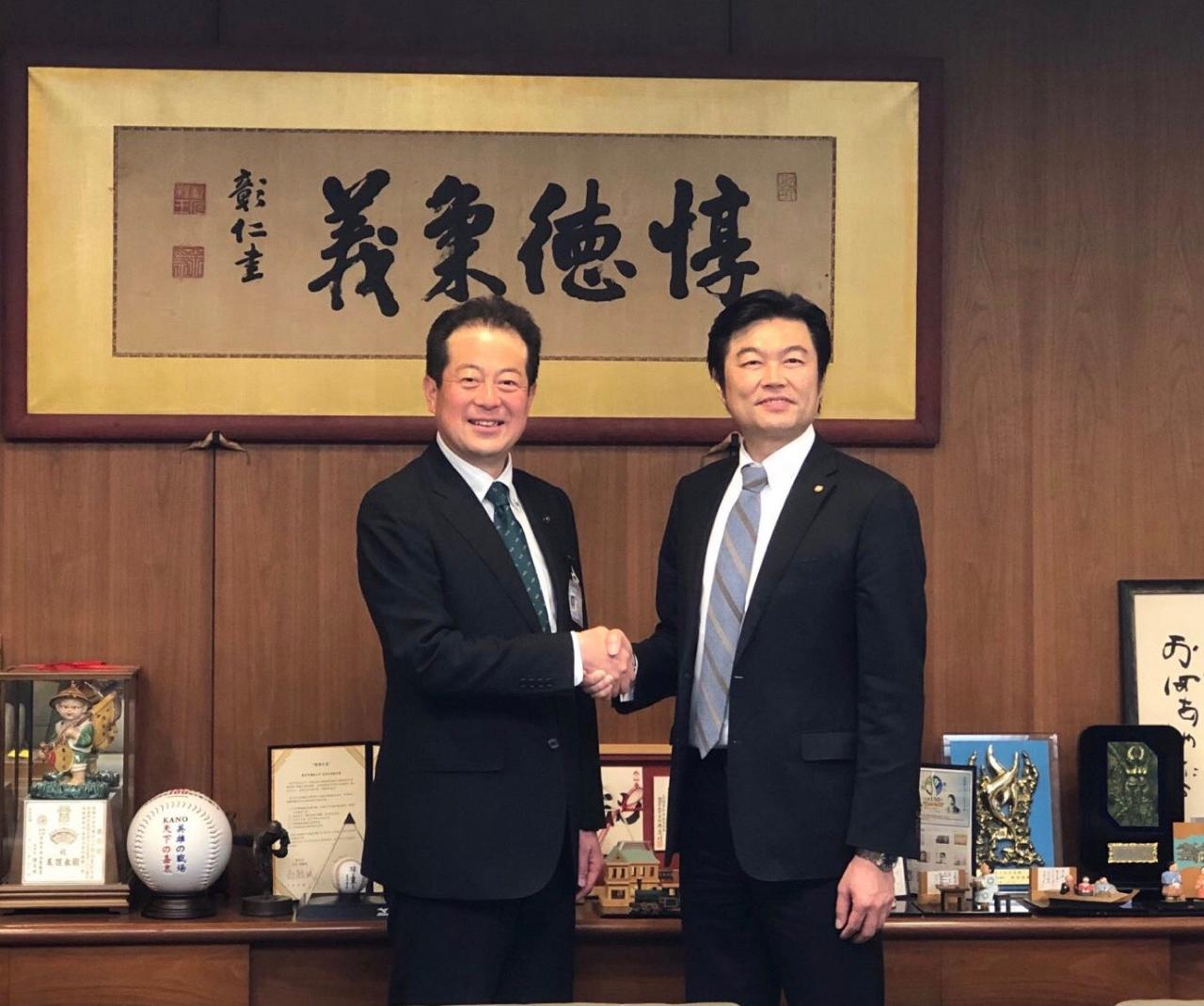 本處李處長（右）與野志克仁市長（左）合影