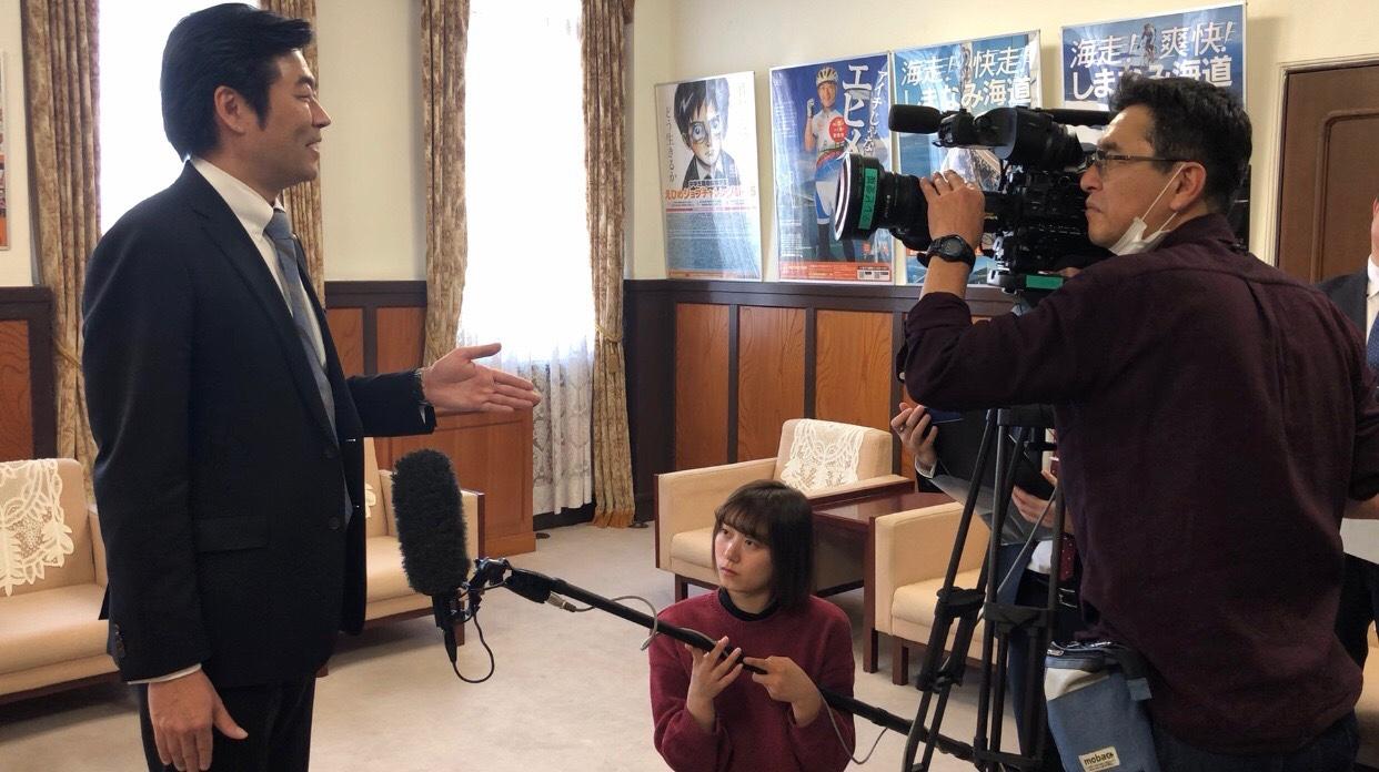 本處李處長（左）接受愛媛新聞採訪