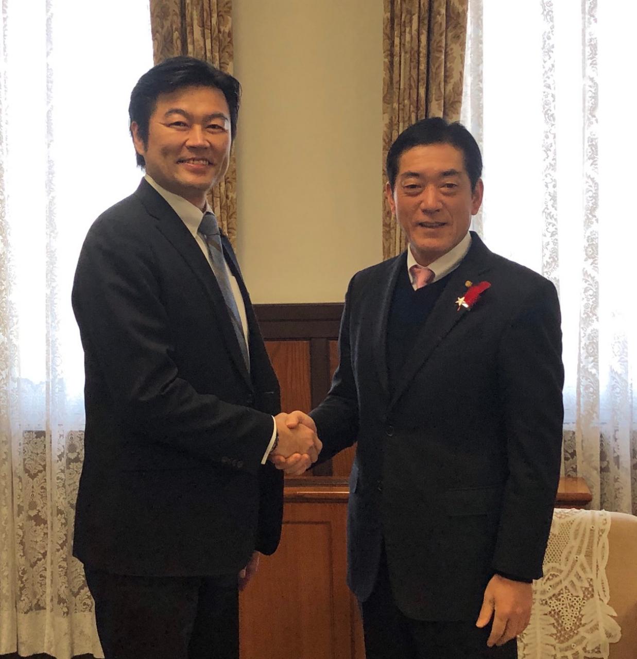 本處李處長（左）與中村時廣知事（右）合影