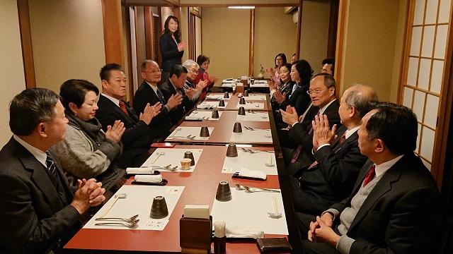 3.吳委員長(右3)與京都華僑總會魏禧之會長(左3)及幹部餐敘交流