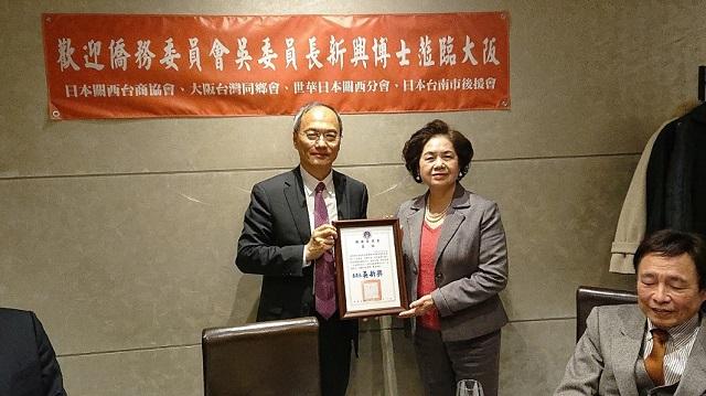 3.吳委員長(左)頒發俞秀霞會長(右)賀狀