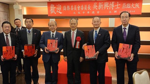 4.吳委員長(右3)、洪勝信會長(右4)、郭重信副會長(左2)、蔡伸雄副會長(右2)、顏陳貽修副會長(右1)、黃律人副會長(左1)合影