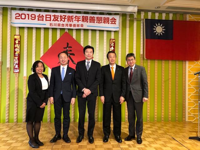 李處長（中）與高仙桃會長（左一）、陳文筆名譽會長（右一）、加賀市長宮元陸（右二）及金澤市長山野之義（左二）合影