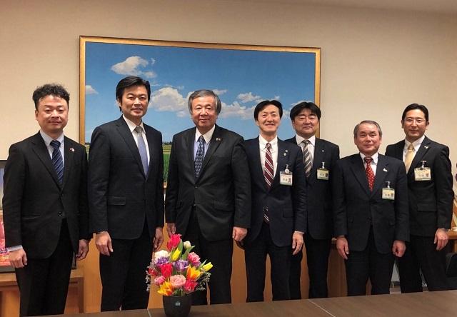 本處李處長（左二）與夏野修市長（左三）、齊藤一夫副市長（中）及「富山縣臺灣總會」共田吉孝會長（左一）等人合影