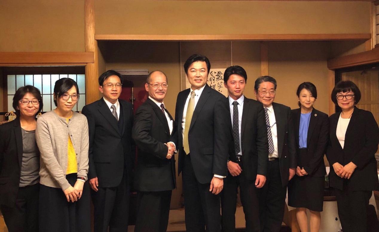 本處李處長（中）與大阪臺灣貿易中心林志鴻所長（左三）、臺灣觀光協會大阪事務所陳冠竹所長（右三）、濵渦達也所長（左四）、南香枝次長（右二）等人合影