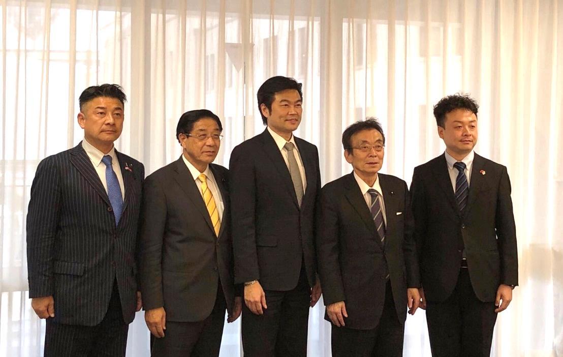 本處李處長（中）與高野行雄議長（左二）、「富山縣日臺親善協會」中川忠昭會長（左二）、武田慎一議員（左一）及「富山縣臺灣總會」共田吉孝會長（右一）合影