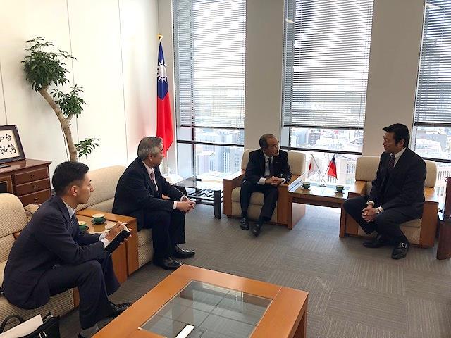 本處李處長（右一）與立田雅弘會頭（右二）、真多敬一郎社長（左二）及立田雄亮幹部（左一）合影