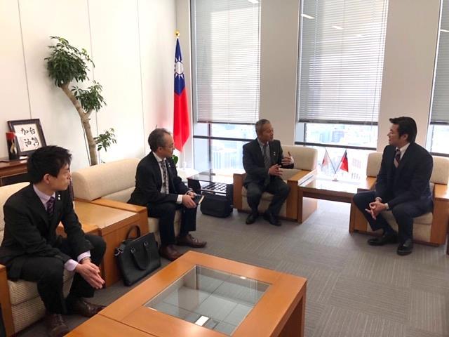 本處李處長（右）與辻日出夫所長（右二）、川北敏次長（左二）合影