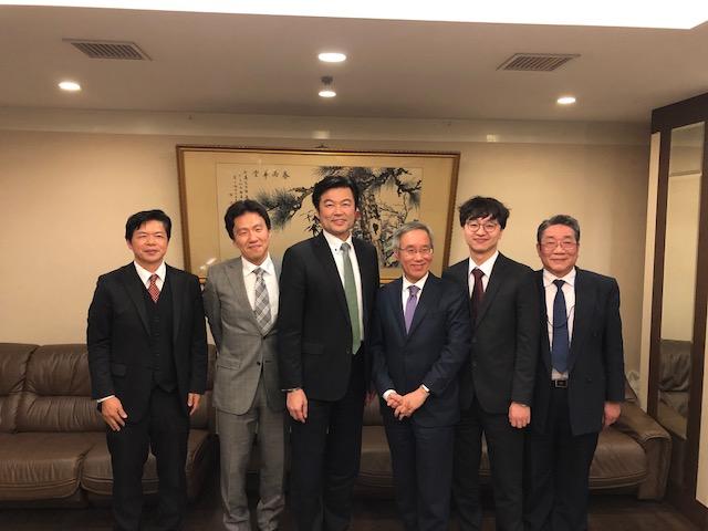 本處李處長（左三）與駐神戶大韓民國總領事朴起準（右三）等人合影