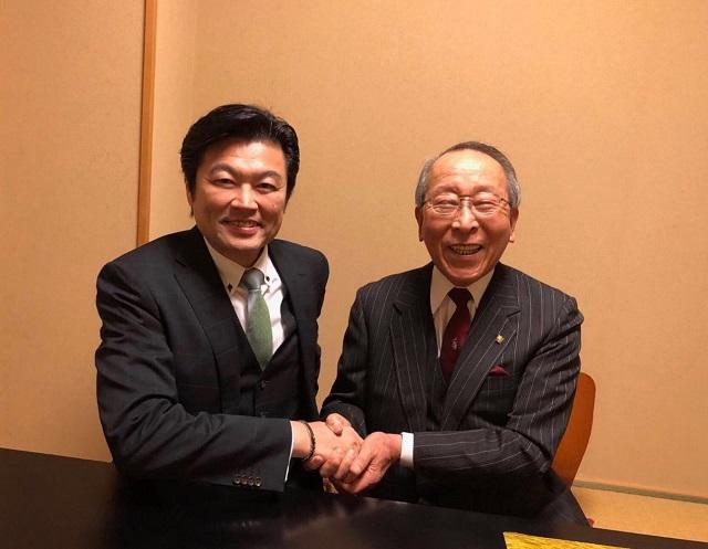 本處李處長（左）與冨田健二會長（右）合影