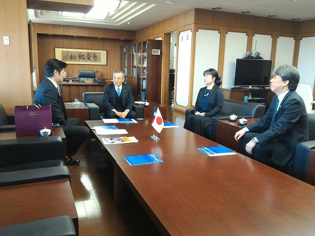 1.駐大阪辦事處李處長世丙(左一)與大阪大學西尾章治郎總長(中)、大谷順子教授(右二)、河原源太副校長(右一)會談照