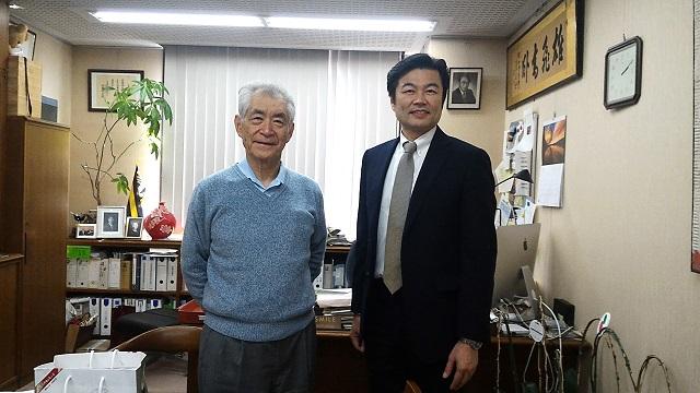 駐大阪辦事處李世丙處長(右)與諾貝爾得獎主本庶佑副院長(左)合照