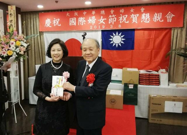 3.大阪中華總會洪勝信會長(右一)致贈婦女會贊助金
