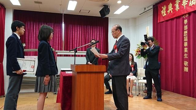 4.連茂雄理事長頒發獎狀