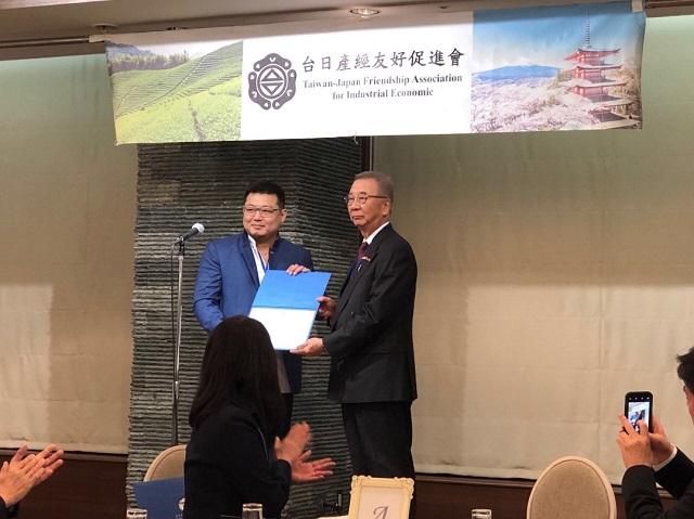 9.葉建揚會長（左）與辻井正房支部長（右）合影