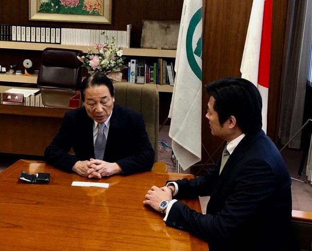 本處李處長（右）與尾藤議長（左）會談情形