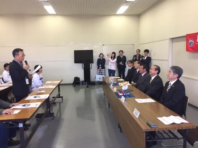 詹校長(左站立者)、遠藤市長(右二)、井上武議長(右三)