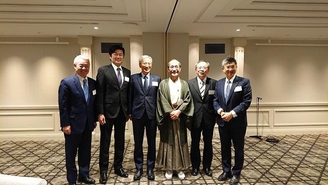 貴賓合影(由左至右分別為:京阪電鐵中野道夫社長、本處李處長、高雄捷運公司赫建生董事長、京都市門川大作市長、京福電鐵岡本光司社長、高雄捷運公司賀新副總經理)