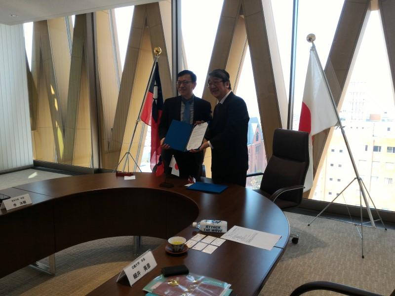 長榮大學校長李泳龍(左)與近畿大學校長細井美彥(右)簽訂姊妹校交流協定照